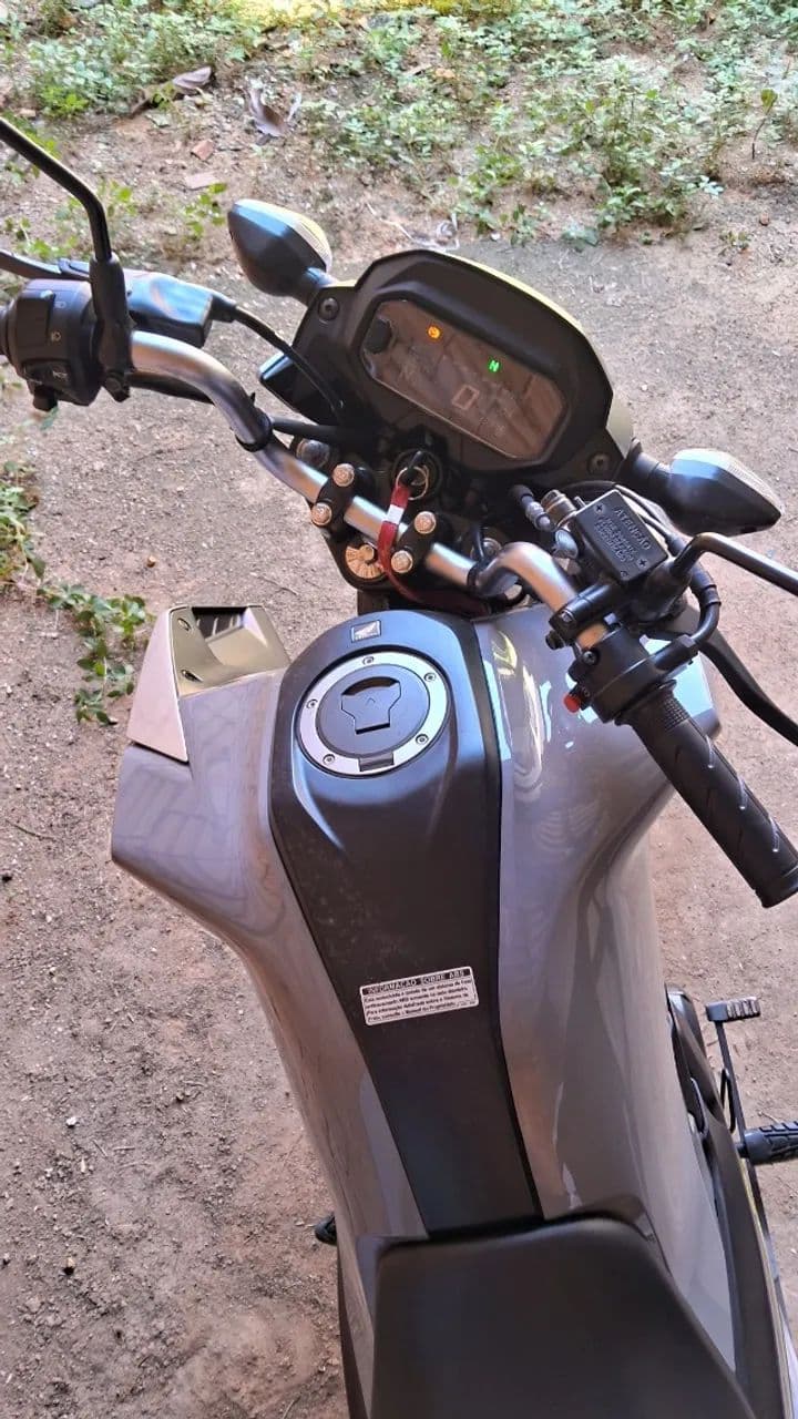 Titan 160 cinza 