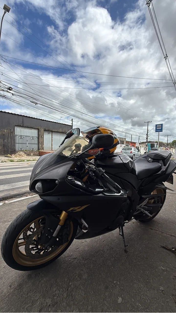 YAMAHA R1 