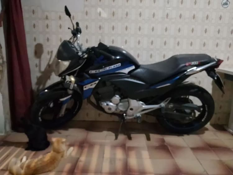 CB 300 pra vender 