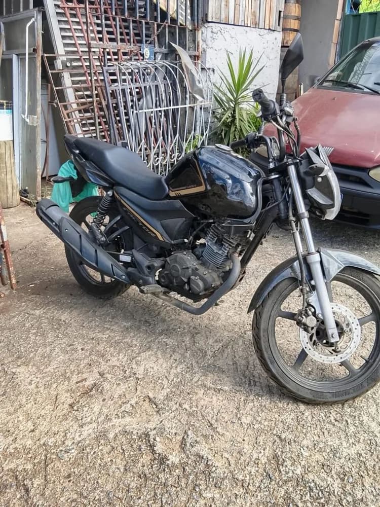 Moto com km baixo e acessível 