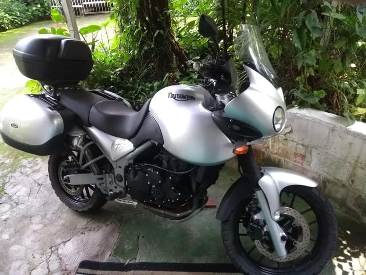 Vendo linda Triumph 955i