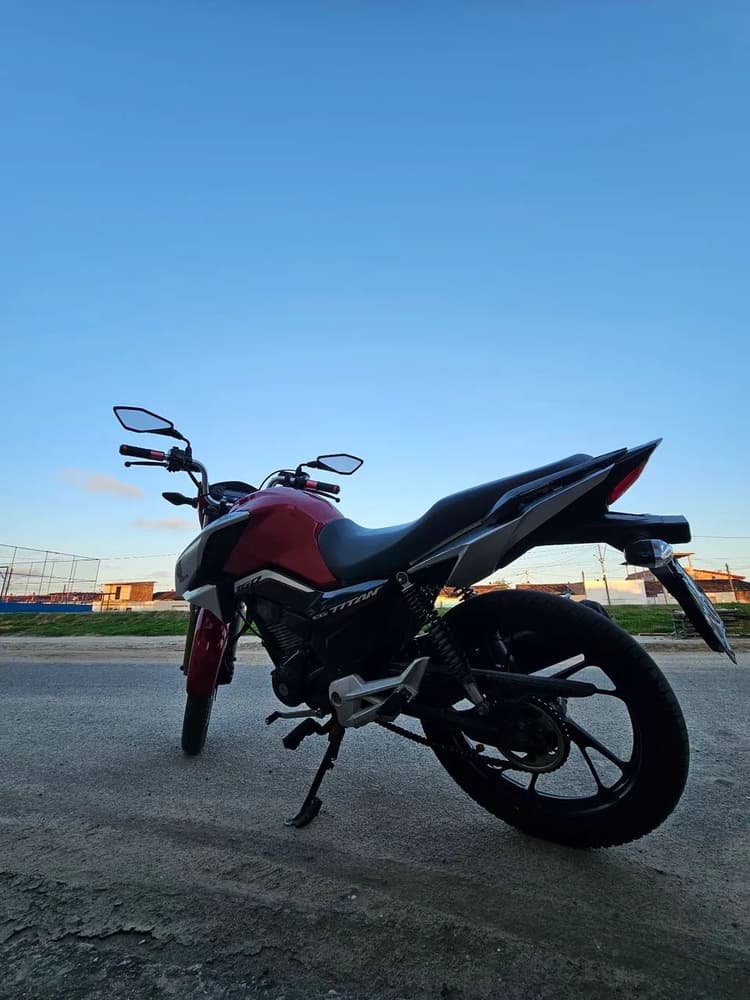 Titan Ex vermelha 