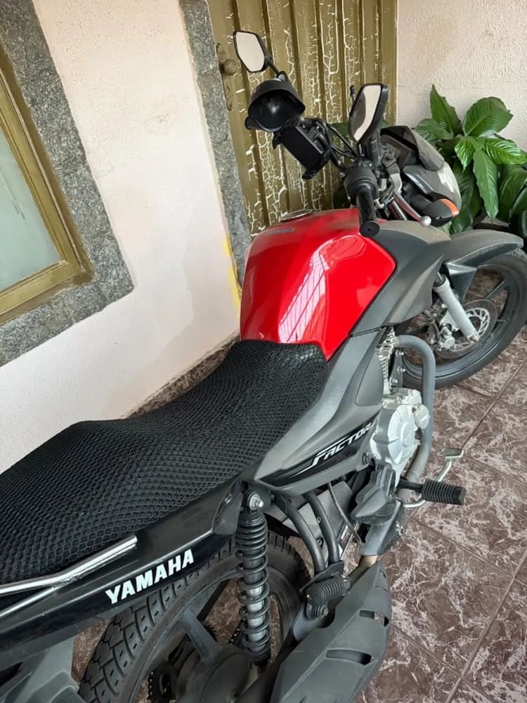 Yamaha Factor vermelha
