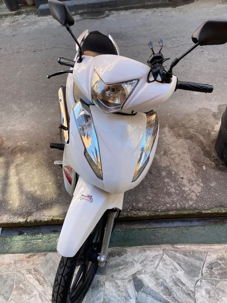 Avelloz Az1 2022