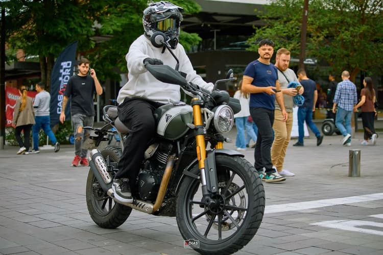 Triumph Scrambler 400x, km baixo