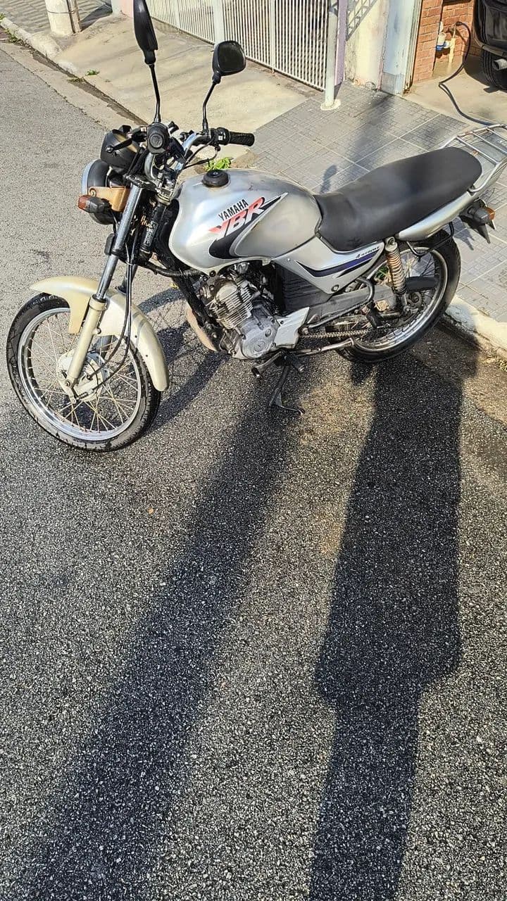 Moto YBR 125 E Prata