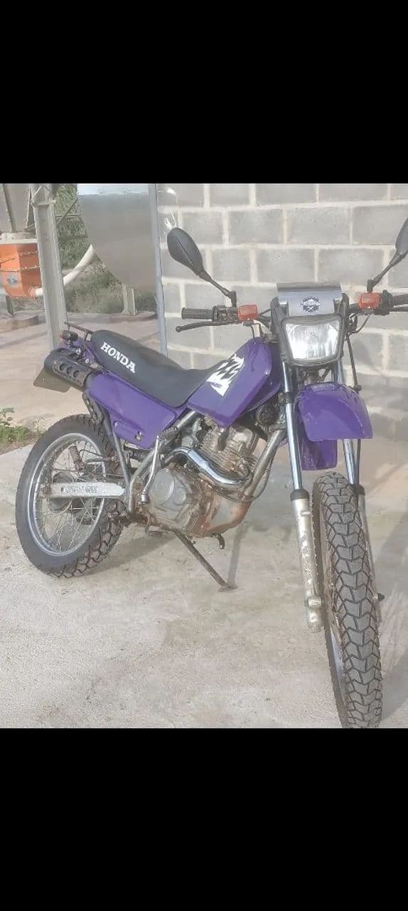 Vendo uma moto 