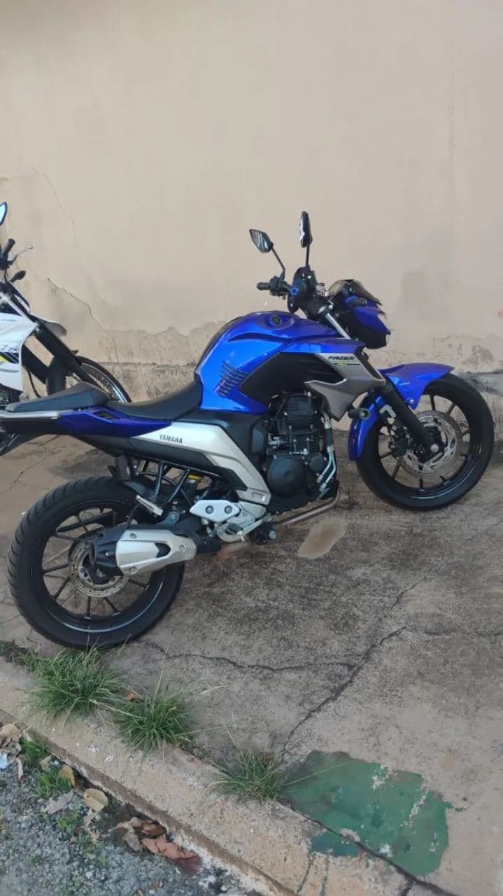 Motos