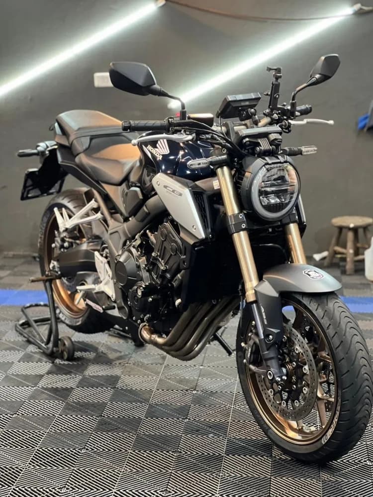 Imperdível CB650R novíssima !