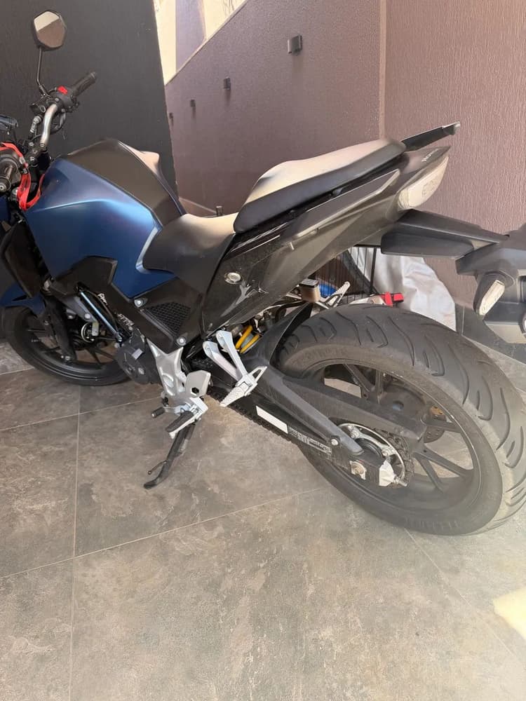 CB 300 2025