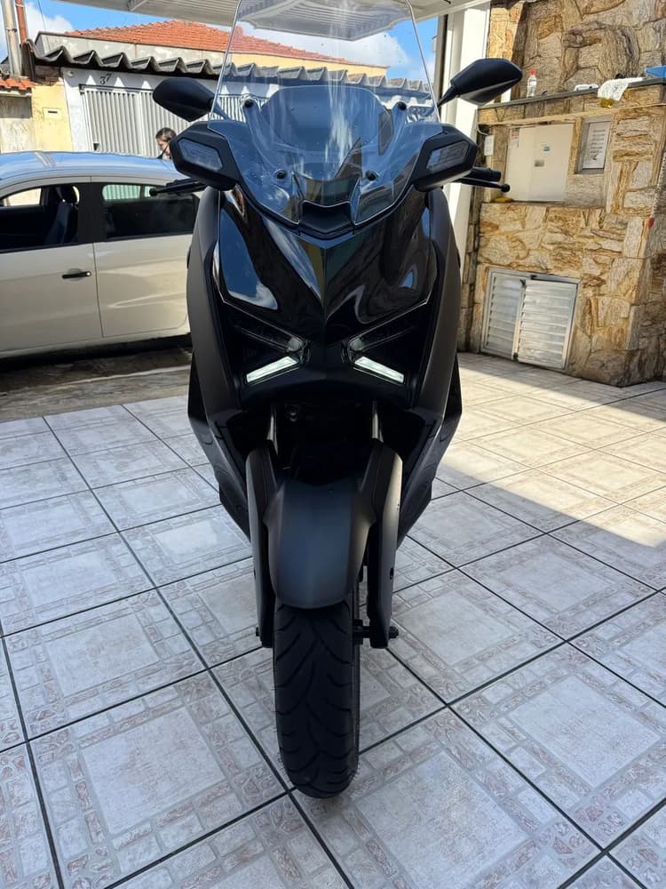 X Max 300 conected 