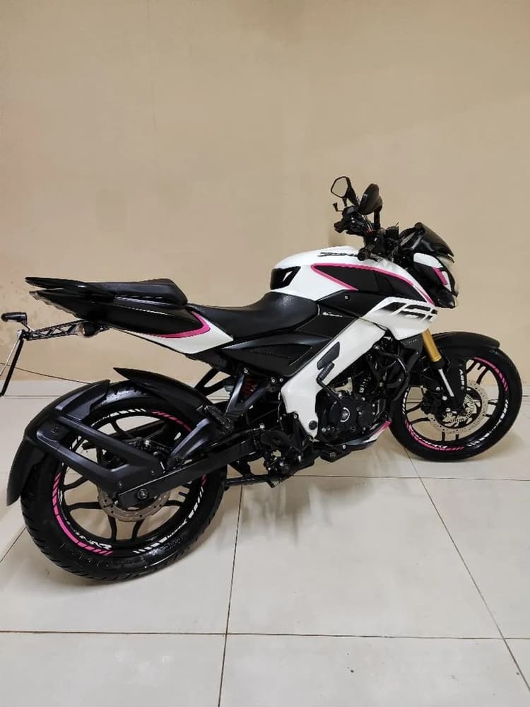 BAJAJ Dominar 160