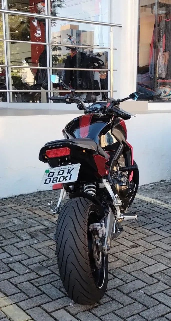 CB 650f de garagem 