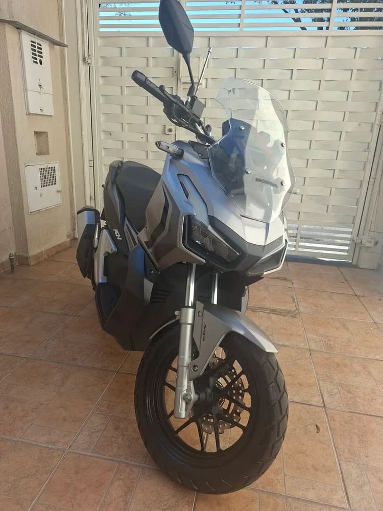 Moto de procedência extremamente nova 