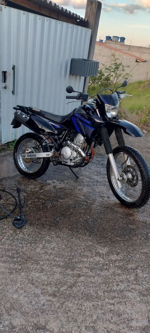 Lander 250 preta 2010