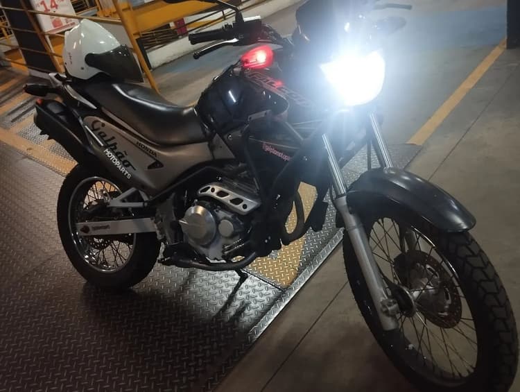  MOTO BEM CONSERVADA 