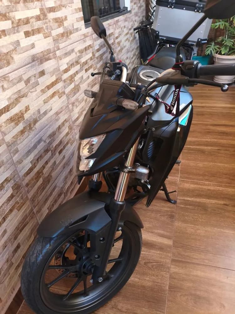 Vendo cb 300f com km baixo