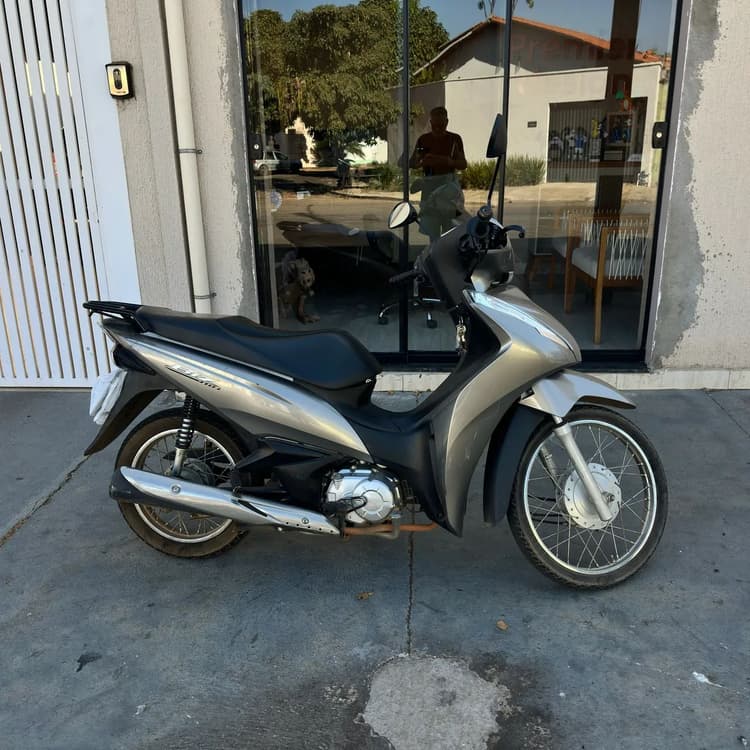 Moto com baixo km e muito conservada