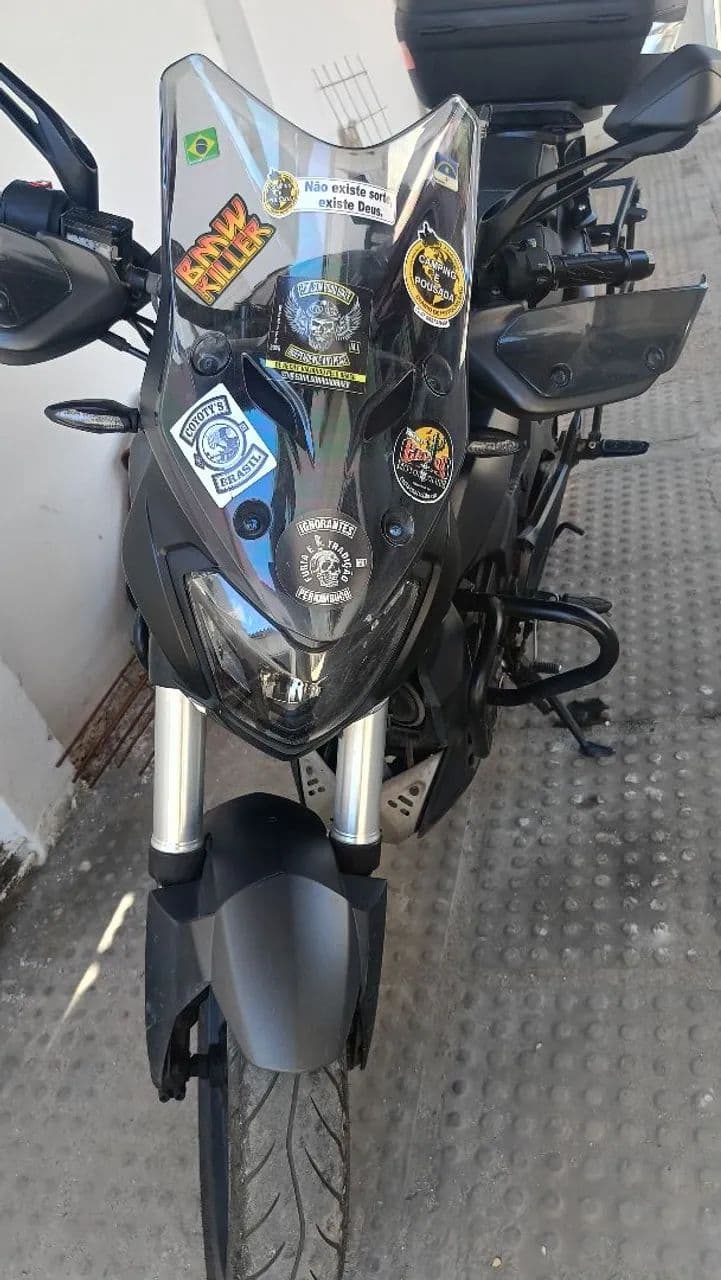 Dominar 400 impecável. 