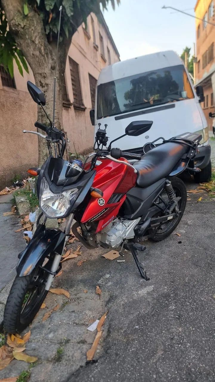 Fazer 150 com acessórios 