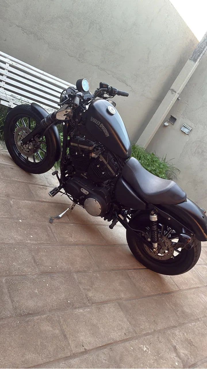 HARLEY DAVIDSON IRON 883