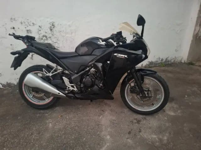 Moto CBR-250R bem conservda