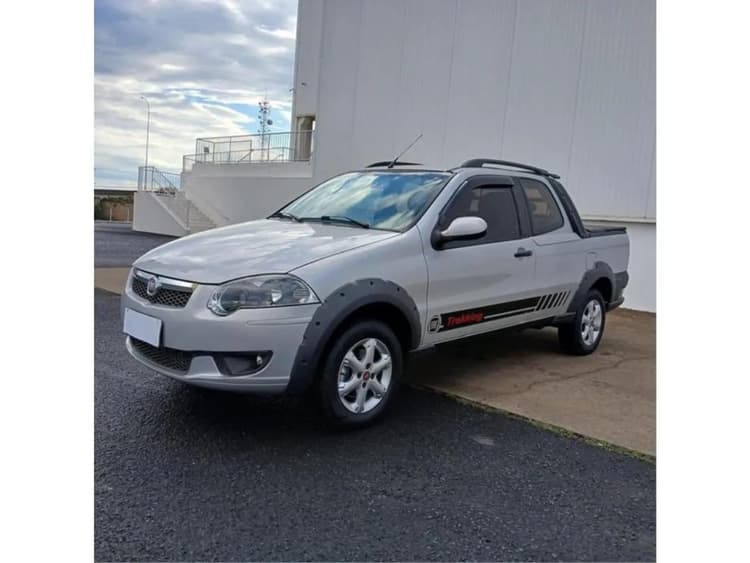 Fiat Strada Trekking 1.6 16V Flex CD 2013