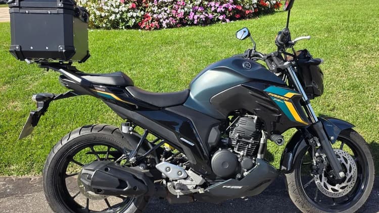 Moto impecável 