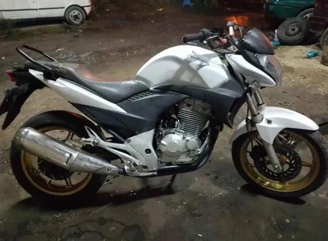 Cb 300 branca 