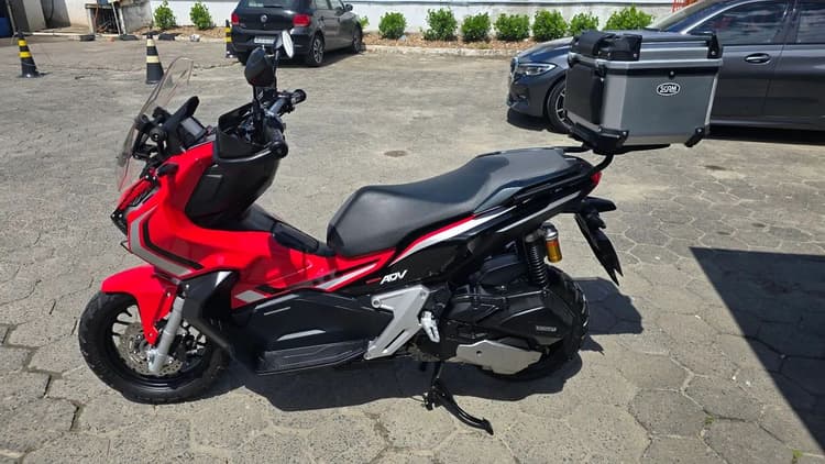 Adv 150 com acessórios 