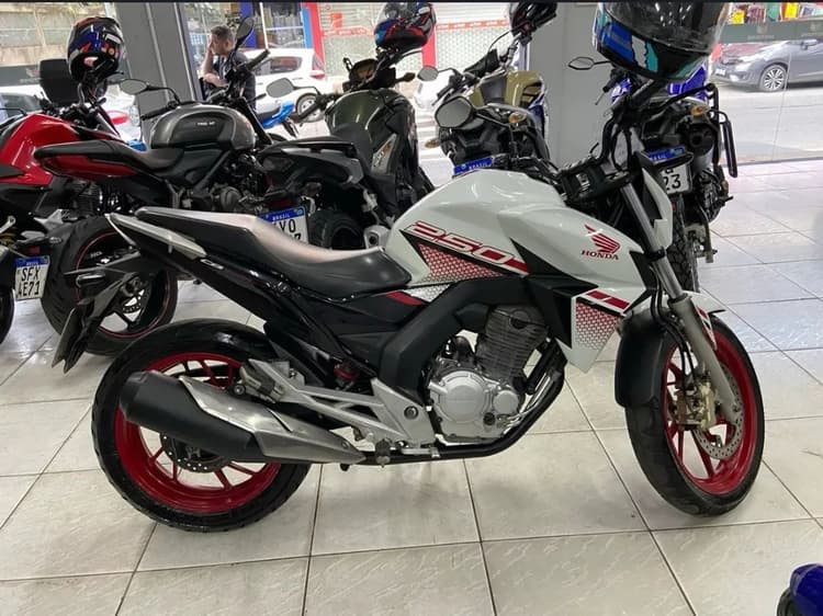 Oportunidade! CB 250F 2022