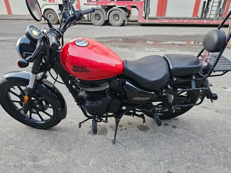 Meteor 350 com acessórios 