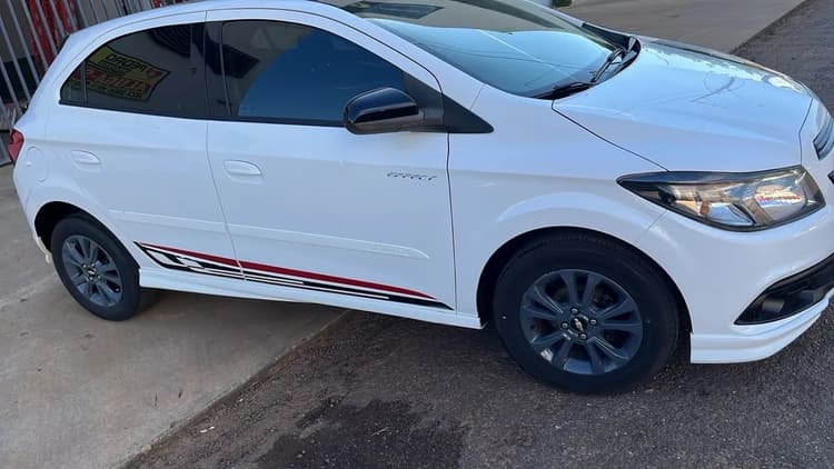 Chevrolet Onix Hatch Effect 1.4 8V Flex Power Mec. 4P 2016