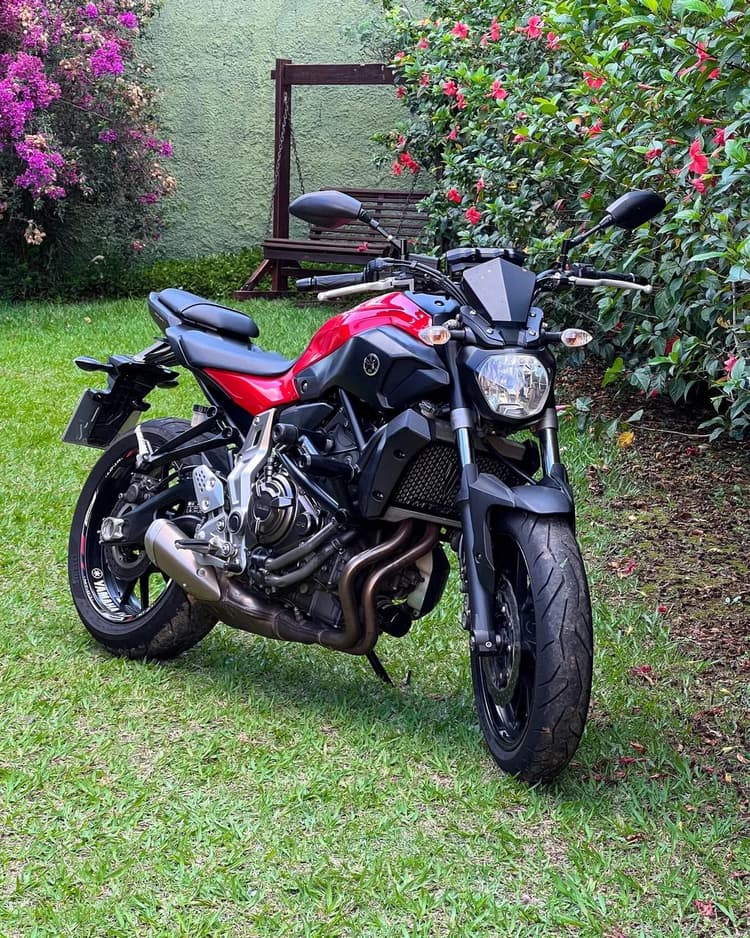MT 07 Vermelha