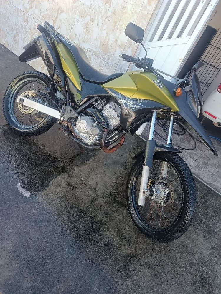 VENDO XRE 300 NO PRECINHO 