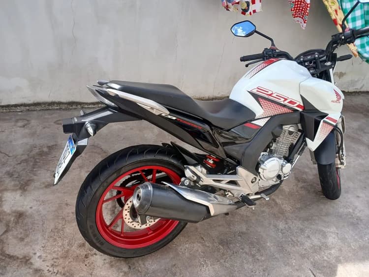 VENDE-SE  CBX 250 TWISTER