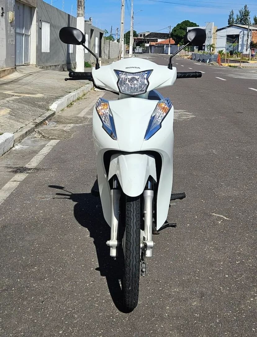 Moto praticamente nova.