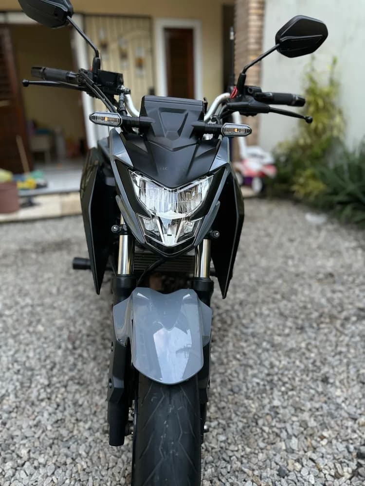 CB300F extremamente nova 