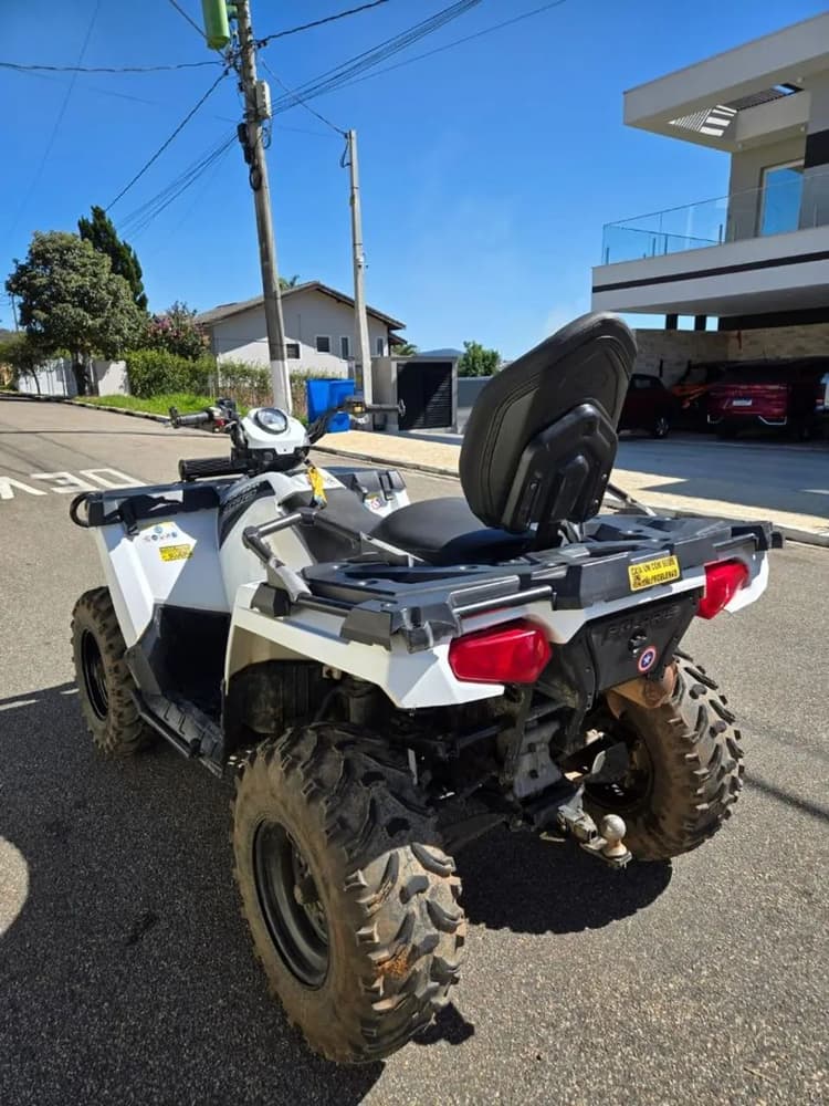 Quadriciclo com motor danificado