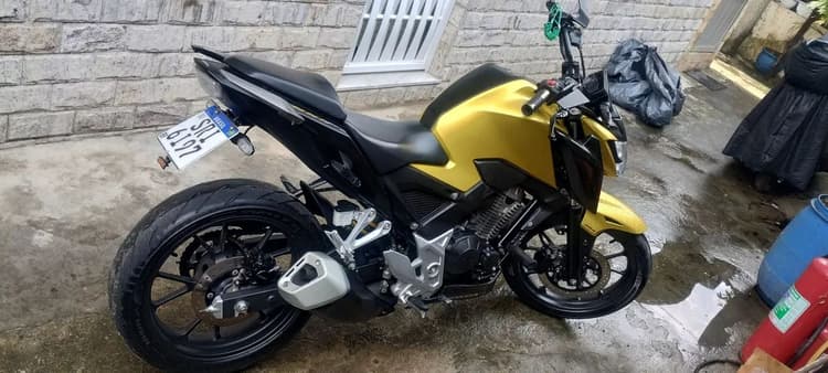 Cb 300f 24 com ABS Dourada Linda