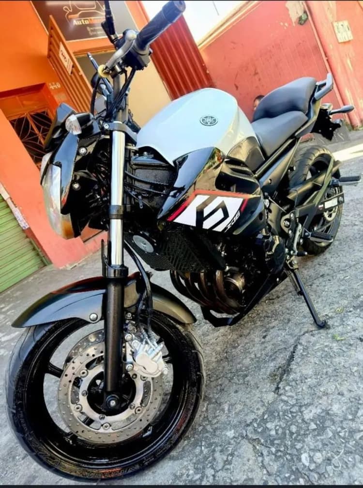 XJ6 muito nova 