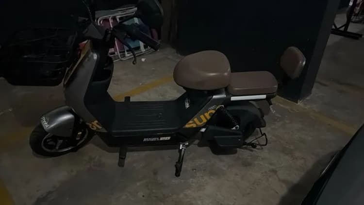 moto elétrica cor cinza 
