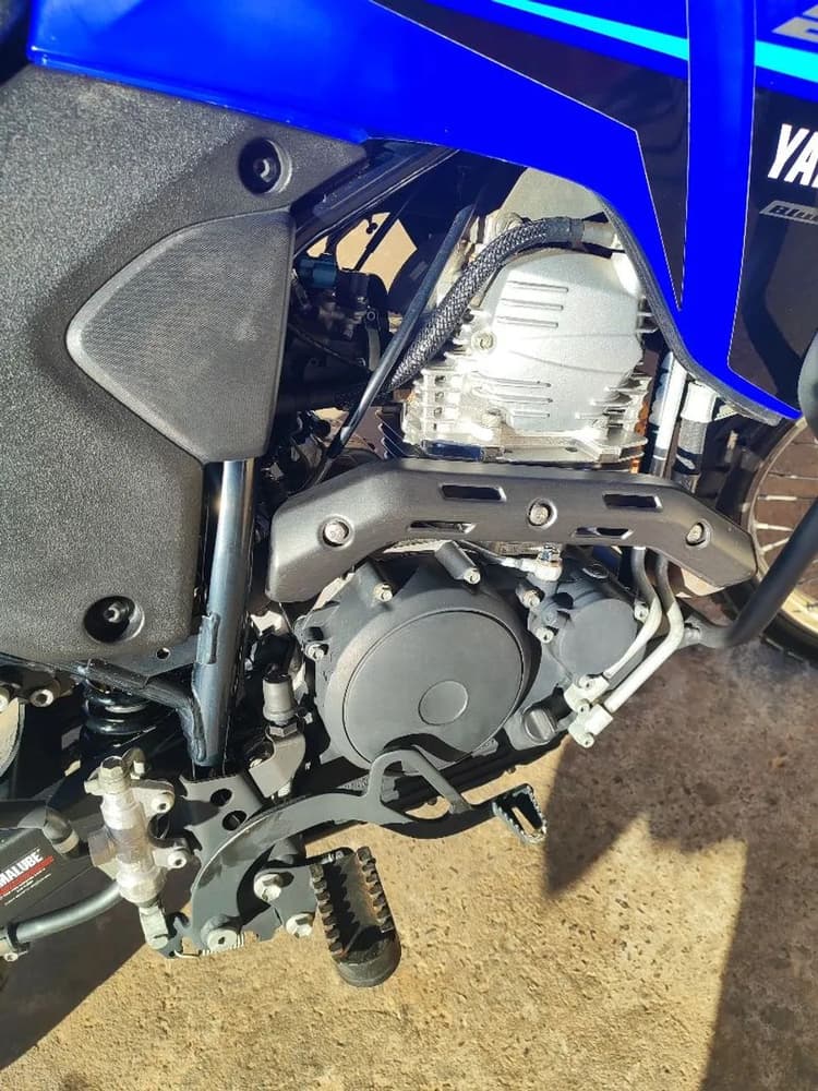 Lander 250 muito nova 