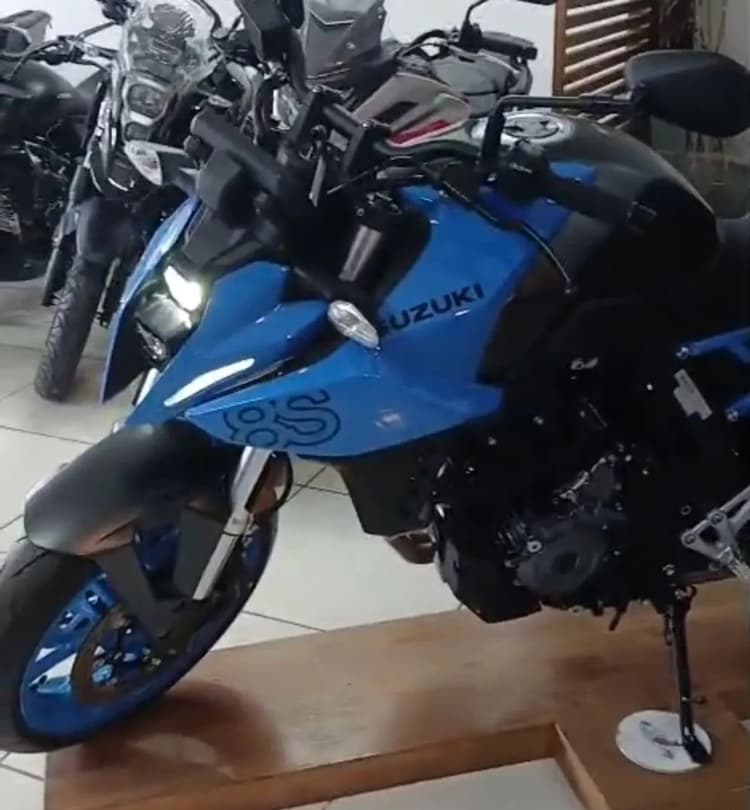 Suzuki GSX8S   zero 0 km