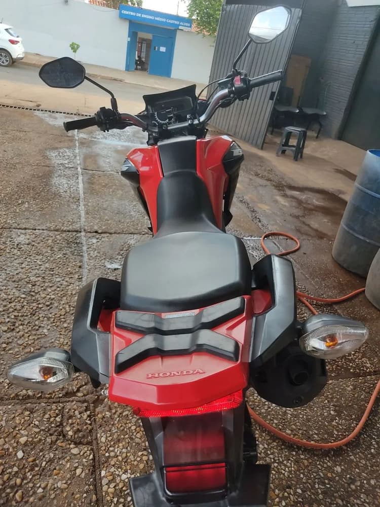 Vendo uma moto.