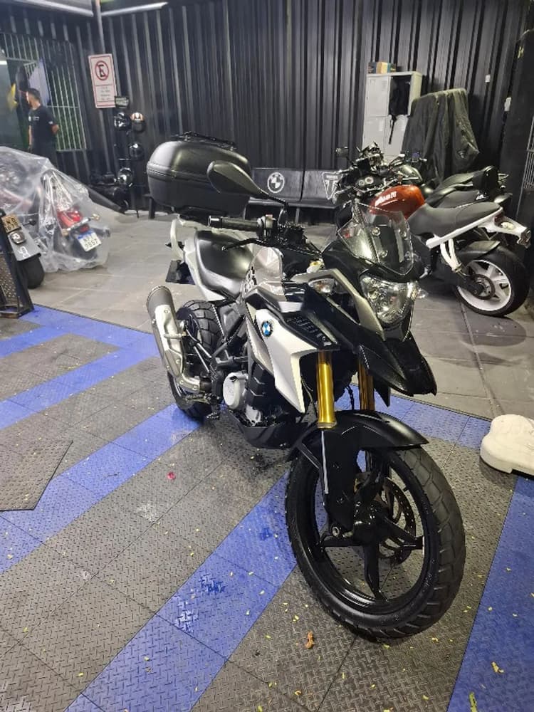 BMW G 310 GS com bauleto e capa.