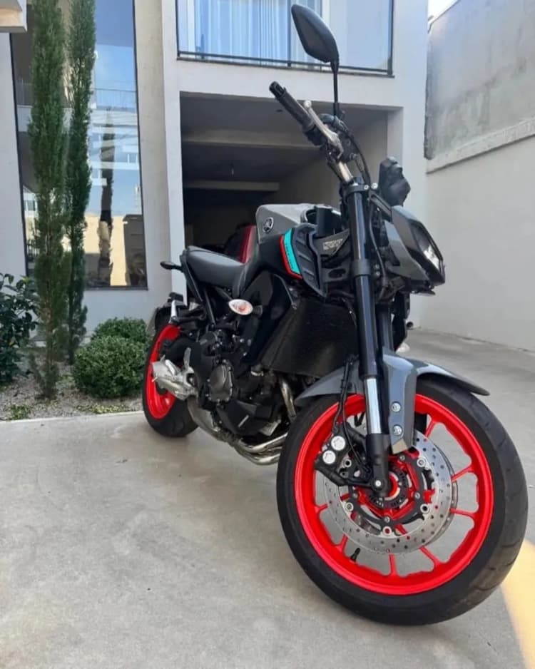 Vendo MT 07 extremamente nova e revistada 