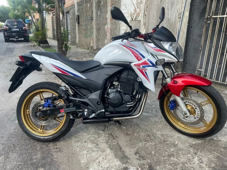 HONDA CB 300R 2014 À VENDA