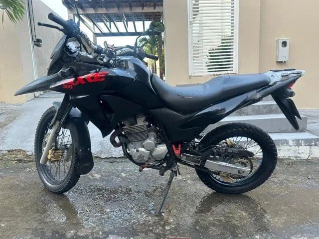 XRE 300 preta e vermelha, ano 2018