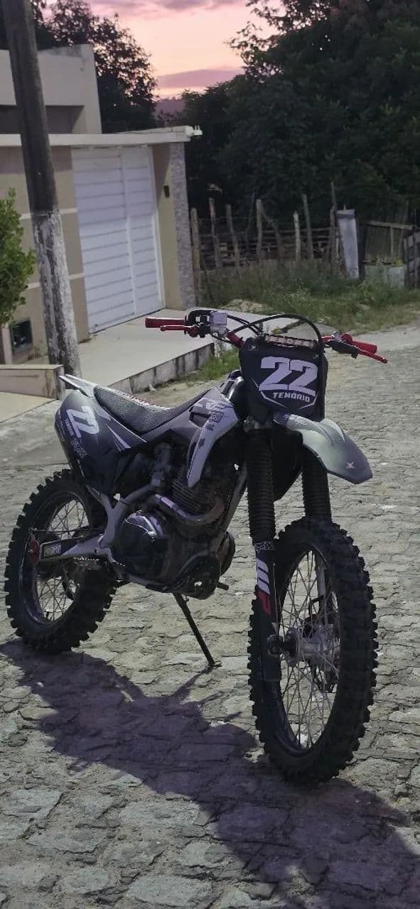CRF 230 com vários acessórios, motor filé 